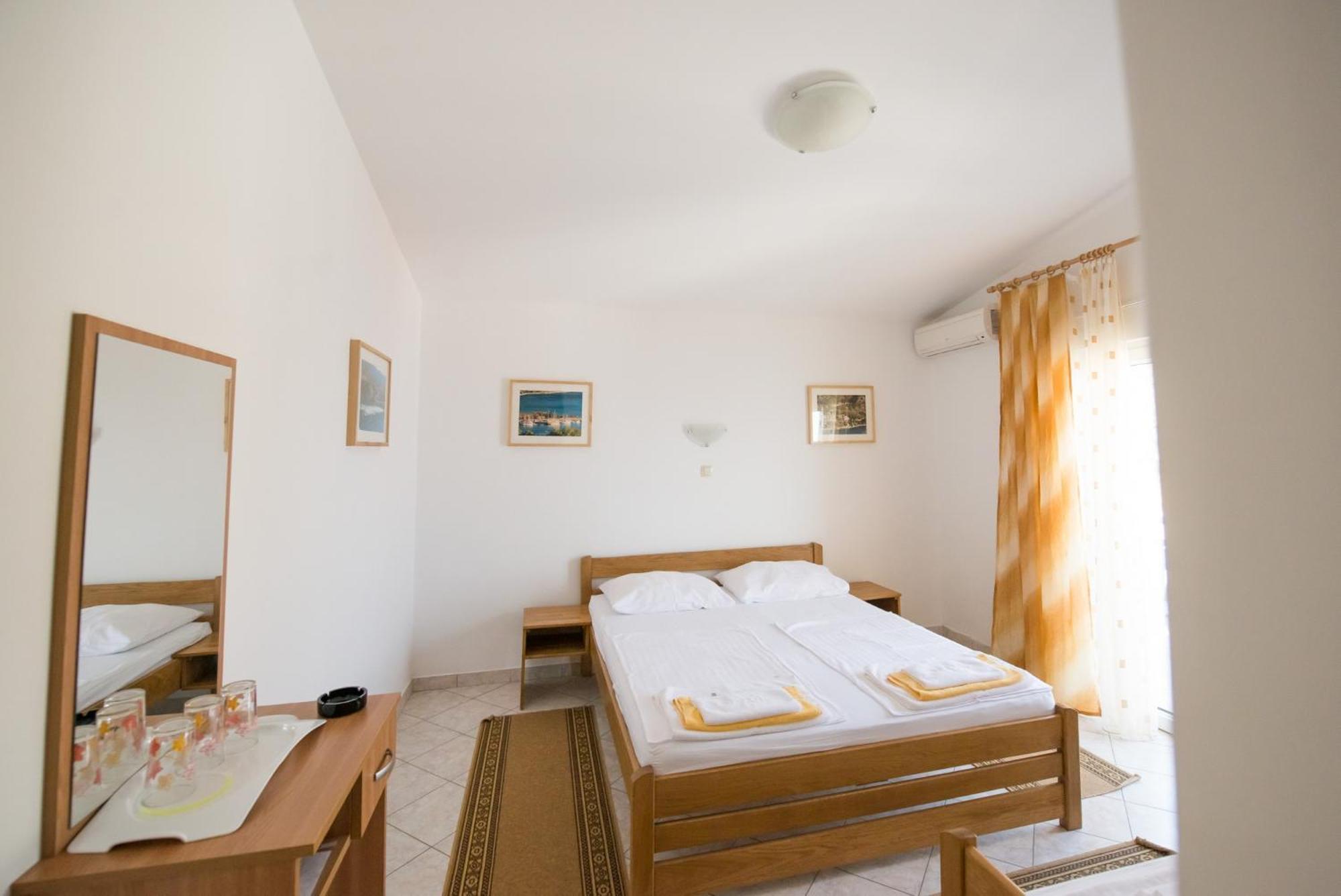 Bed And Breakfast Pero 3 Min Walk To The Beach Lokva Rogoznica Exterior photo