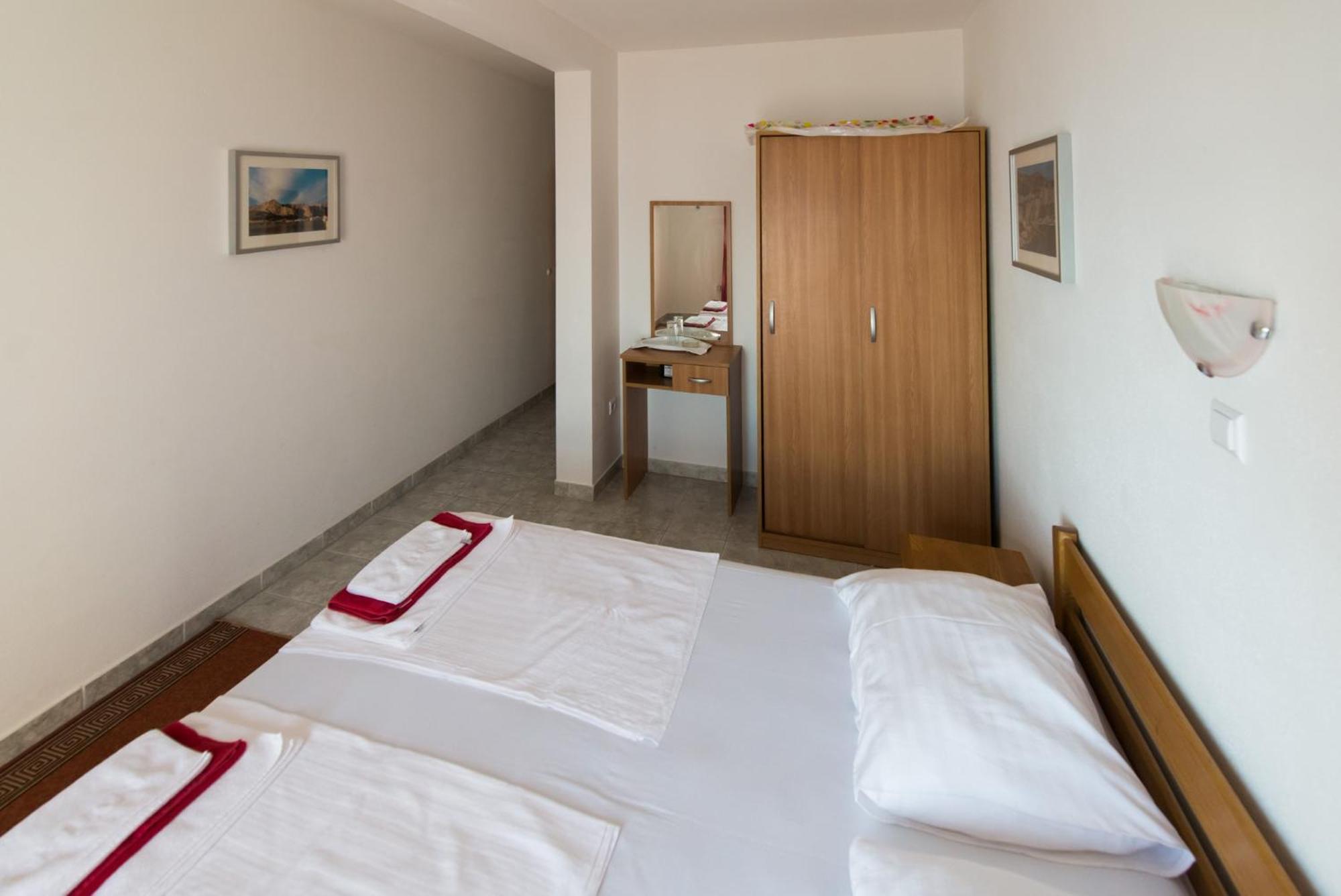 Bed And Breakfast Pero 3 Min Walk To The Beach Lokva Rogoznica Exterior photo