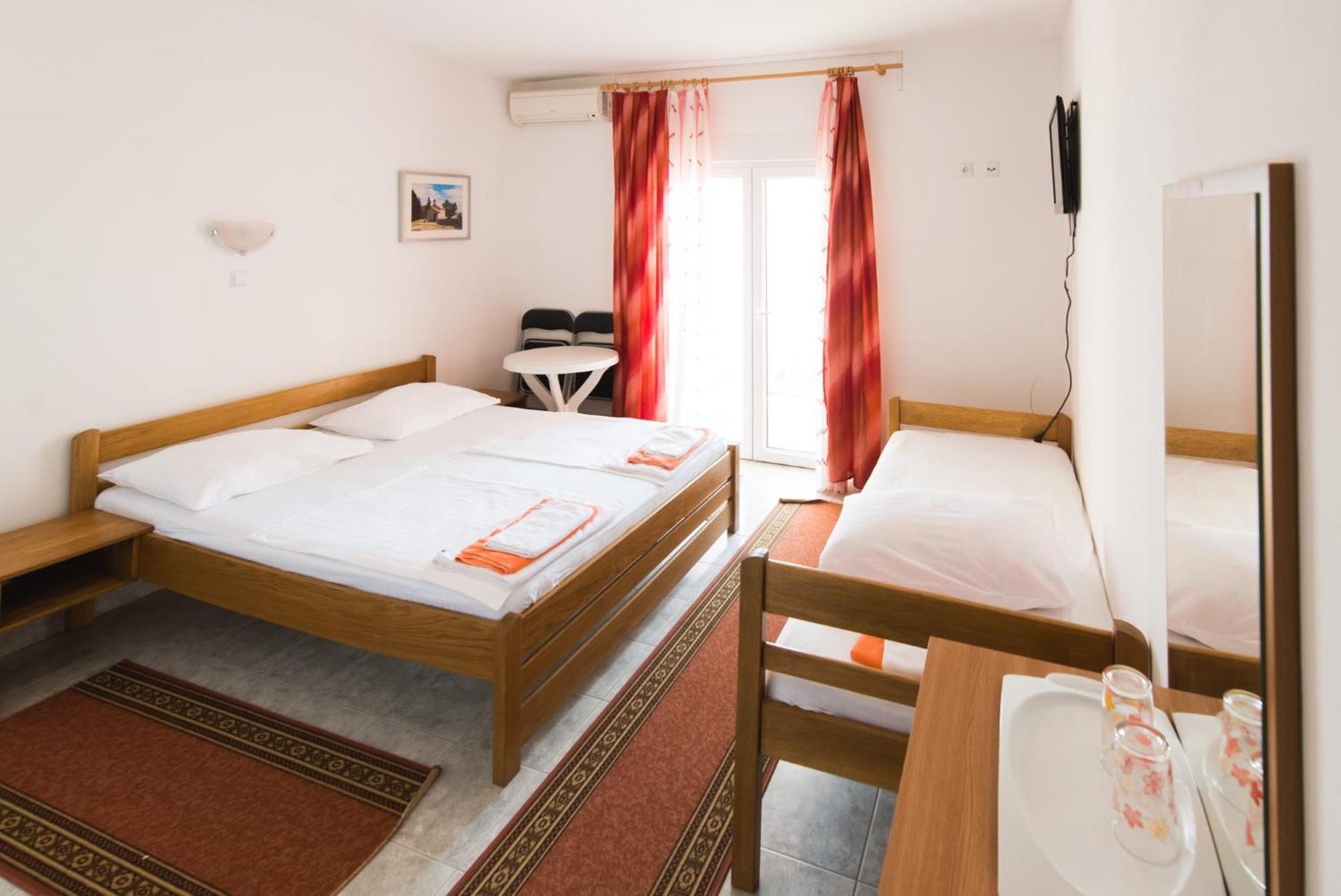 Bed And Breakfast Pero 3 Min Walk To The Beach Lokva Rogoznica Exterior photo